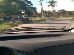 Carro colide contra poste, deixa homem ferido e trânsito na AL-101 Sul