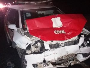 Policial civil perde controle de viatura e colide com carro