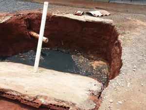 Idosa é socorrida por bombeiros após piso do quintal ceder, em Arapiraca