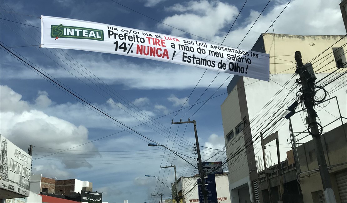 Sinteal critica prefeito de Arapiraca em faixa: “tira a mão do meu salário”