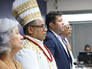 Câmara homenageia Pai Marcos por liderança religiosa e trabalho social em Maceió