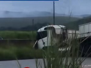 [Vídeo] Carreta destrói ponto de ônibus, atropela pessoas e deixa feridos na BR-101 em Messias