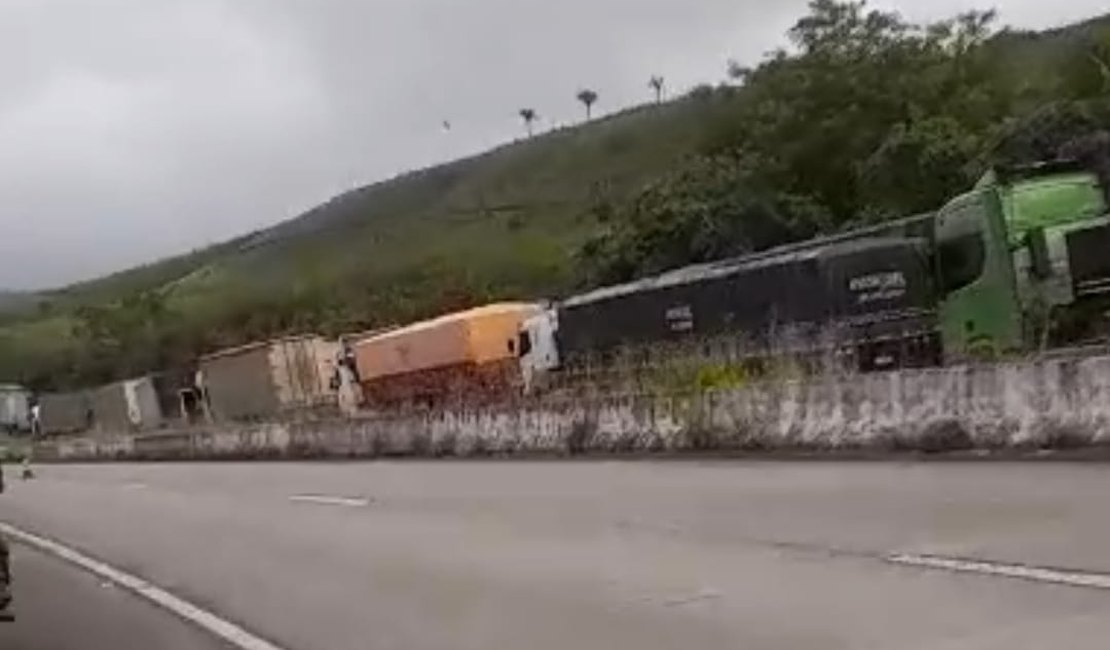 [Vídeo] Congestionamento é formado após tombamento na BR-104; veja desvios