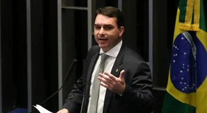Flávio Bolsonaro promete anistia aos condenados do 8 de Janeiro e volta a atacar Moraes