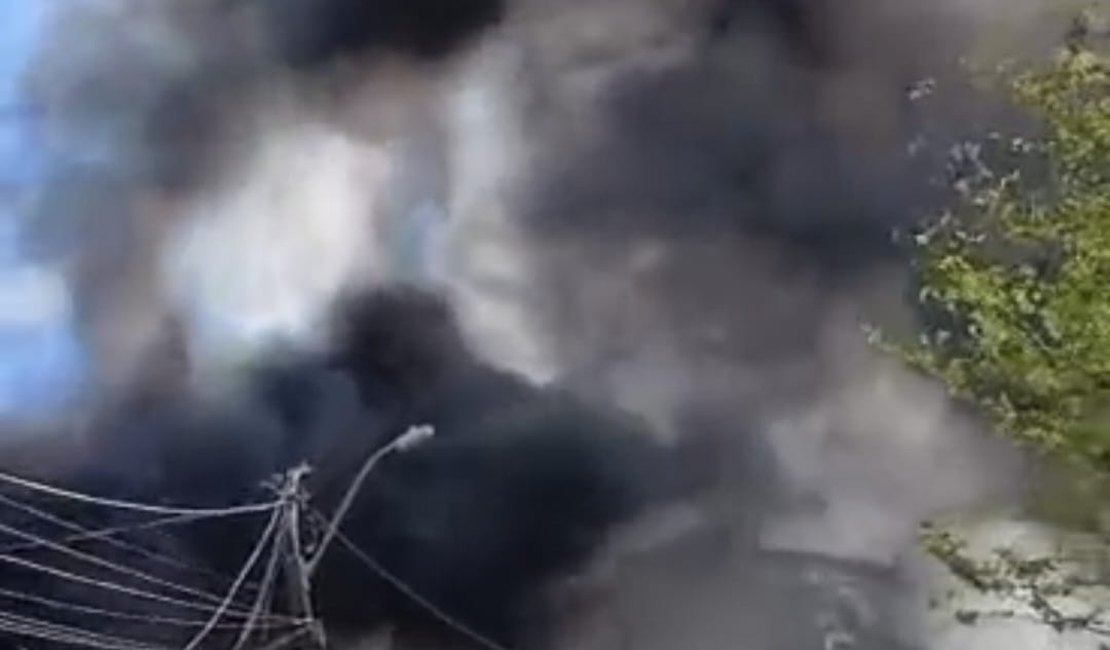 Incêndio de grandes proporções atinge galpão de recicláveis na Cidade Universitária