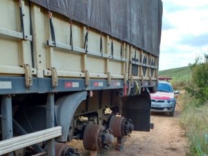 Bandidos roubam pneus de carretas após sequestrar caminhoneiros na BR-101