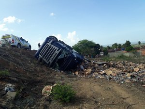 Caminhão carregado com cachaça tomba em trecho da AL-115, em Igaci