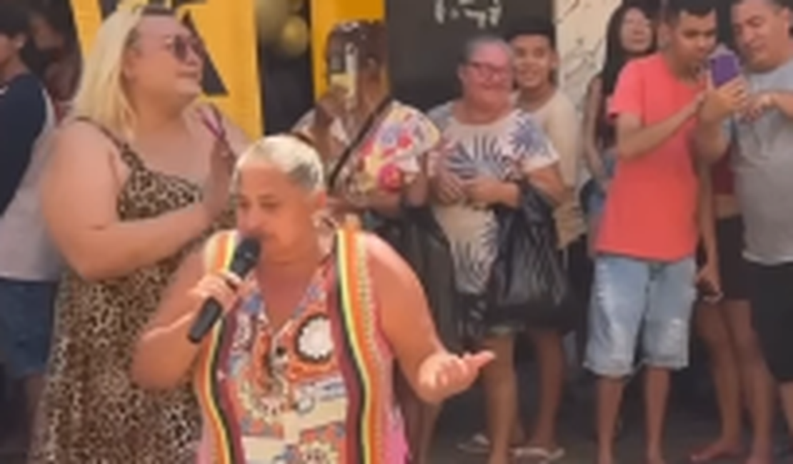 Vídeo de cantora viraliza após apresentação surpresa em Fortaleza