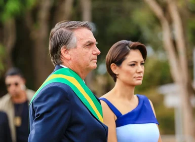 Michelle se pronuncia após prisão de Bolsonaro e cita trecho bíblico