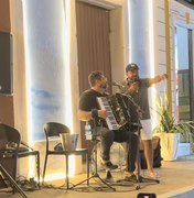 Edson Lima surpreende fãs com apresentação espontânea em praça de Piranhas