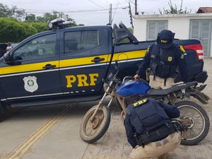 Adolescente é flagrado conduzindo motocicleta sem capacete na BR-104