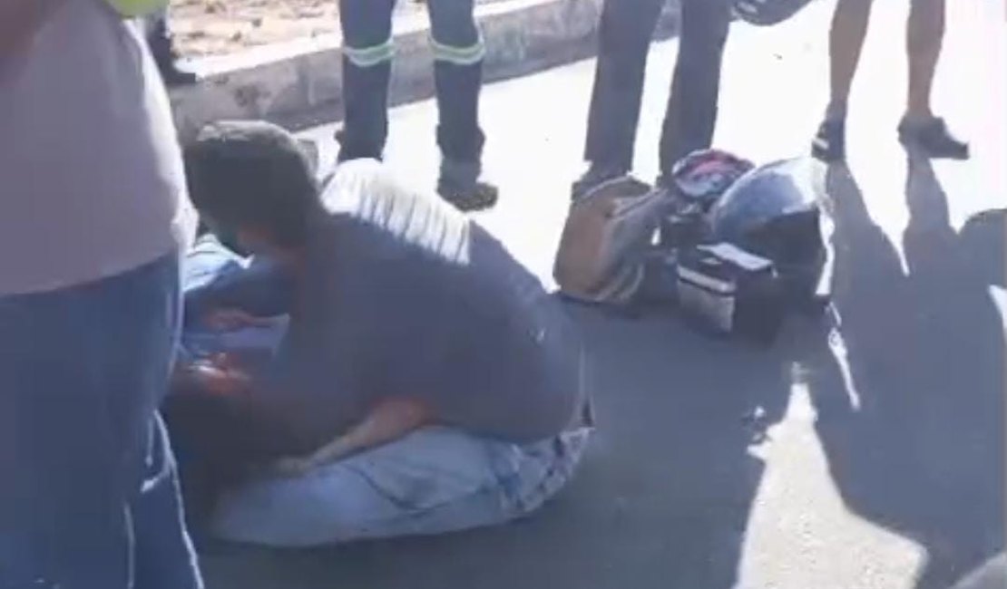 Acidente entre carro e moto deixa mulher ferida na Rota do Mar, em Maceió