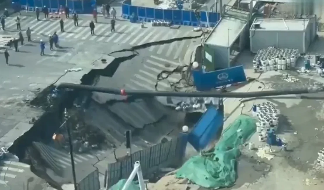 Cratera gigante “engole” parte de avenida em Xangai, na China