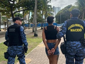 Mulher é presa com maconha, cocaína e R$ 990 em dinheiro na Orla da Pajuçara
