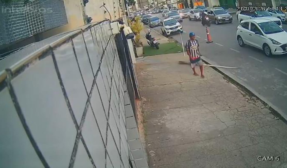 Homem é flagrado quebrando estrutura metálica de placa de trânsito em Maceió