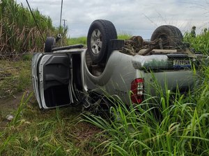 Condutor colide em poste de energia na Barra de Santo Antônio