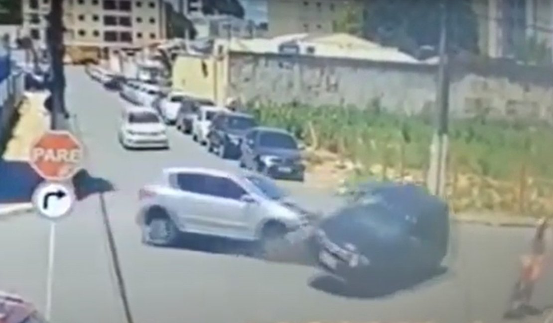 [Vídeo] Carro capota após acidente e atinge ciclista no Farol
