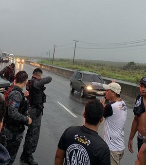 Torcedores do ASA ficam retidos na rodovia e reclamam da PM de não liberar viagem para o jogo da final