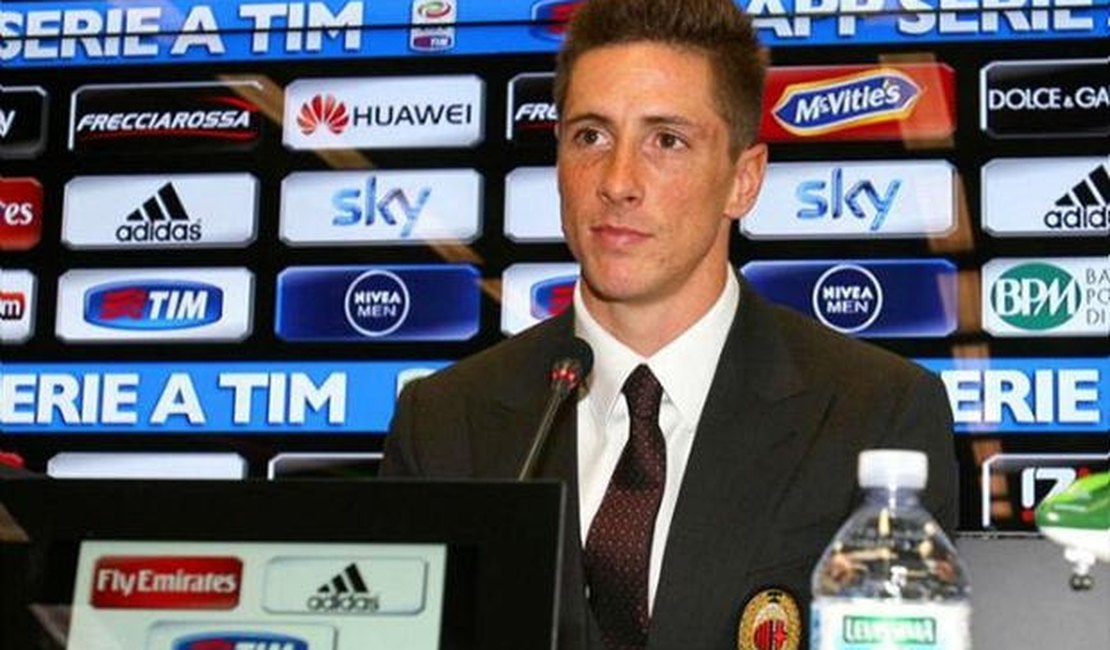 Torres é apresentado como jogador do Milan e recebe camisa 9