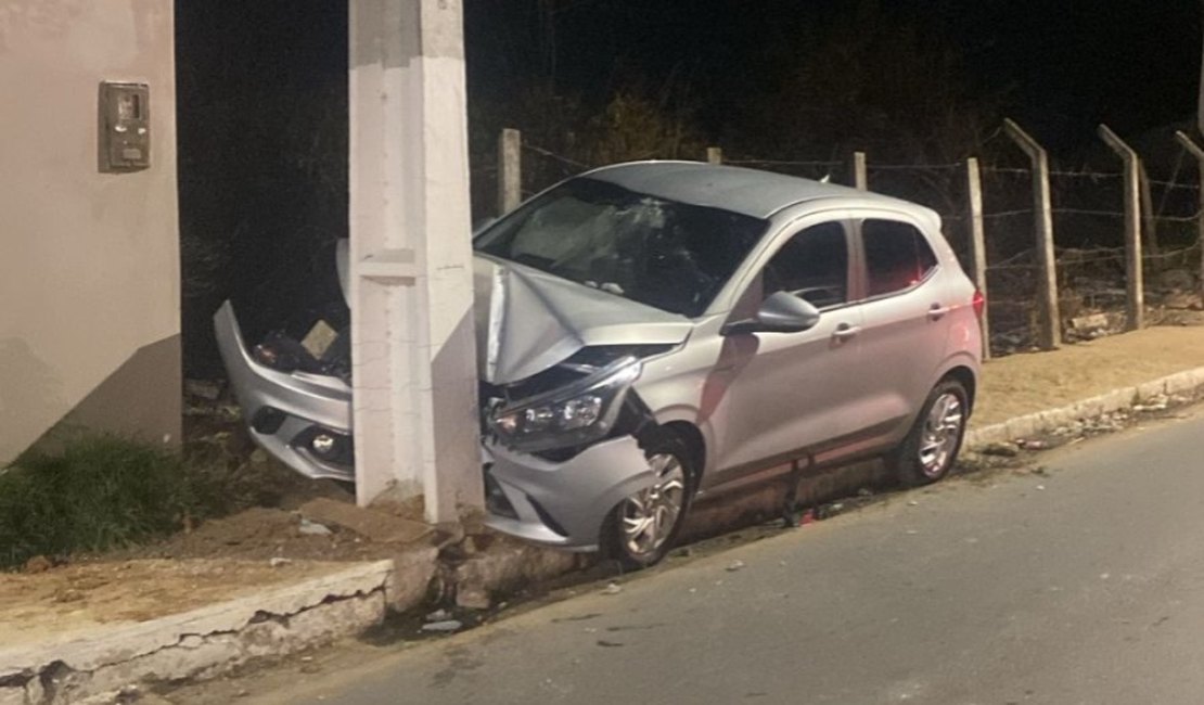 Mulher perde controle de veículo e colide contra poste no bairro Cavaco, em Arapiraca
