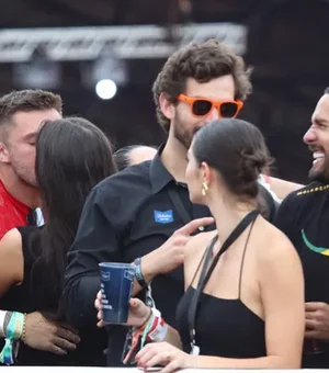 Ex-BBB Arthur Picoli beija muito em festival, em Goiás