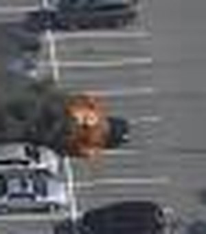 Carro pega fogo após motorista fumar enquanto usava álcool gel; veja