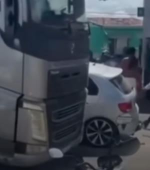 Colisão entre carreta e carro deixa trânsito interditado em Santana do Ipanema