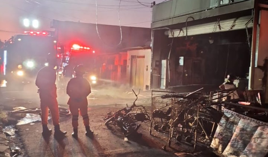 Prédio de supermercado incendiado na Jatiúca é isolado pela Defesa Civil