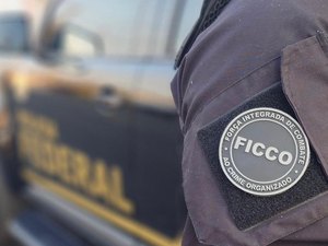 Homem acusado de estelionato é preso dentro de ônibus que saiu de Maceió