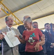 Ronaldo Lessa participa da entrega de 156 títulos de propriedade em Maribondo