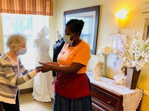 Idosa que teve gripe espanhola na infância se recupera de covid-19