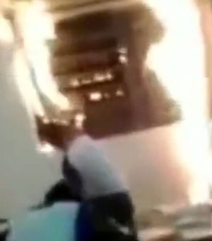 [Vídeo] Alunos colocam fogo em sala de aula no interior de SP