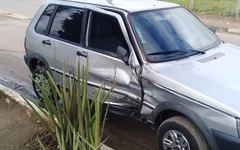 Carro colide com moto