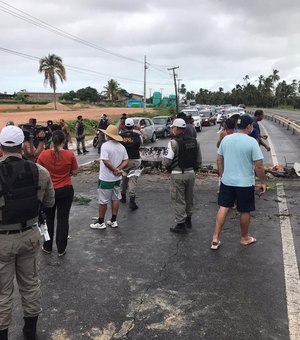 Moradores da Barra Nova protestam e bloqueiam parte da AL-101 Sul