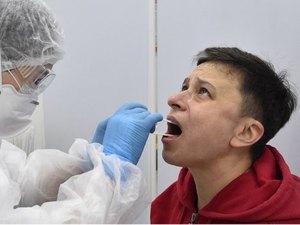 Por que alguns pacientes já recuperados voltam a ter teste positivo para covid-19, segundo OMS