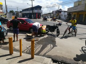 Colisão entre carro e motocicleta deixa mulher ferida na Ponta Grossa