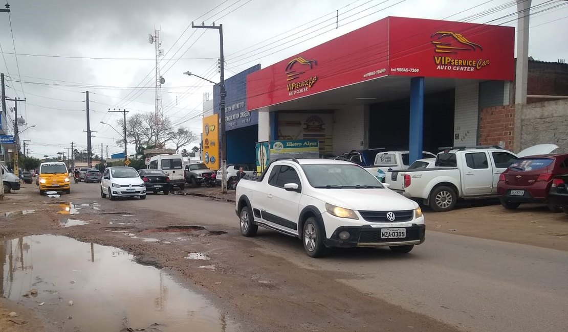 [Vídeo] Buracos nas ruas complicam o trânsito e causam prejuízos aos motoristas de Arapiraca