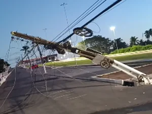 Caminhão-baú derruba fiação, poste e deixa região sem energia em Arapiraca