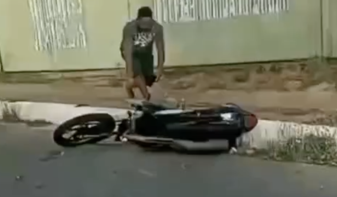 Motorista danifica moto de entregador e grupo de motociclistas vai até a casa em Maceió