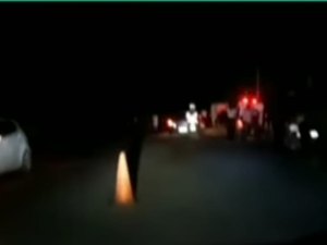 Carro colide em poste e deixa feridos em Porto de Pedras
