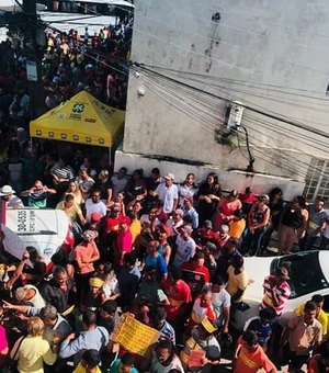 Multidão acompanha na porta Câmara sessão que pode cassar prefeito de Rio Largo