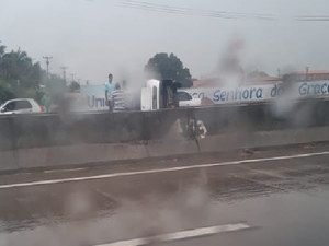 Chuva provoca capotamento de veículo na BR-101 em Teotônio Vilela