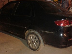 Bandidos invadem casa, rende família e na fuga ainda rouba carro