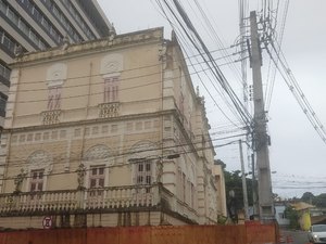 Escultura ameaça cair da fachada do Museu Pierre Chalita, em Maceió