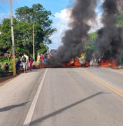 [Vídeo] Moradores bloqueiam rodovia AL-101 Norte na Barra de Santo Antônio