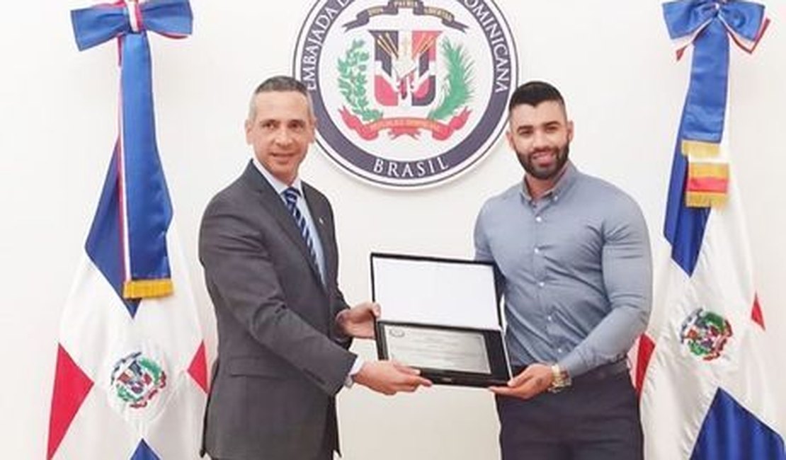 Gusttavo Lima recebe homenagem da embaixada dominicana
