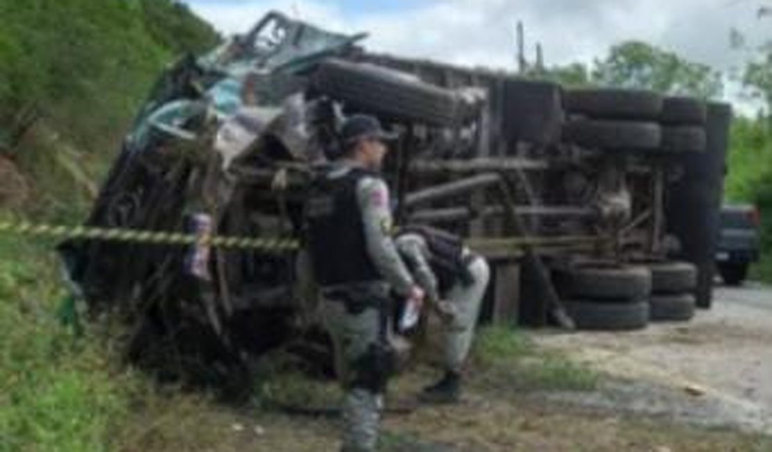 Caminhão tomba e motorista morre na Serra das Pias no município de Palmeira dos Índios
