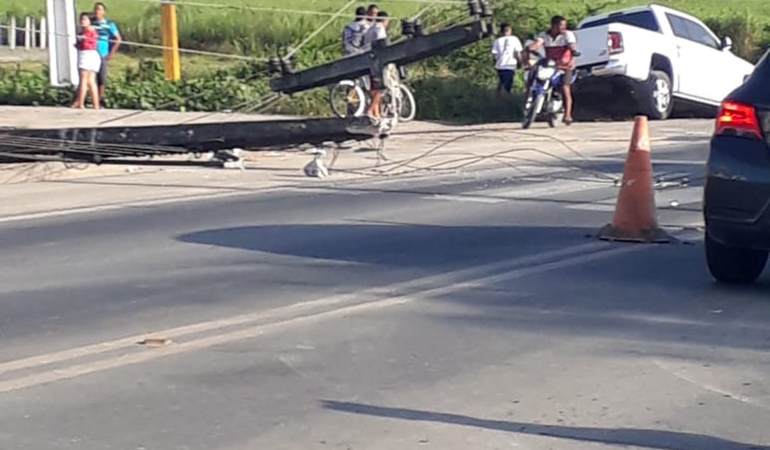 Homem perde o controle de veículo e colide em poste em São Luís
