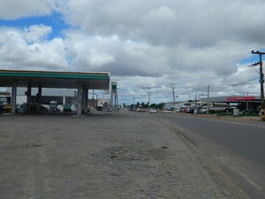 Jovens fogem sem pagar após abastecer carro em posto de combustível