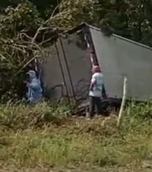Caminhão bate em carro, perde controle e cai em ribanceira na Ladeira do Catolé